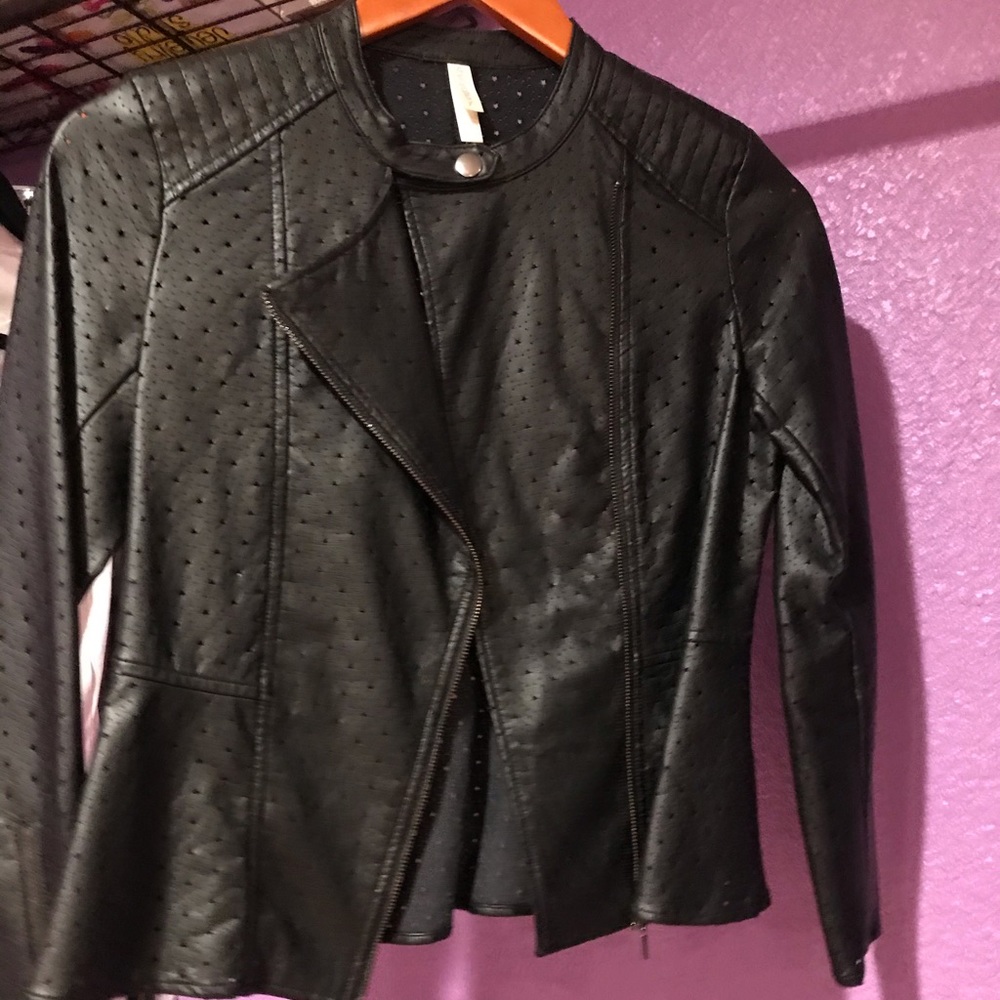 i’m selling this leather jacket.